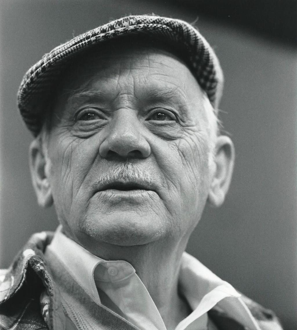 Robert A. Monroe, schon älter, mit Mütze